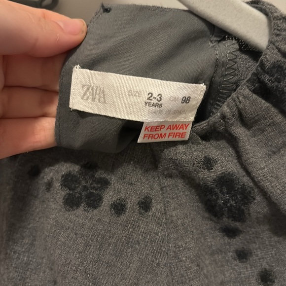 Floral dress with ruffle bottom and sleeve detail grey size 2-3 years ZARA - Picture 2 of 2